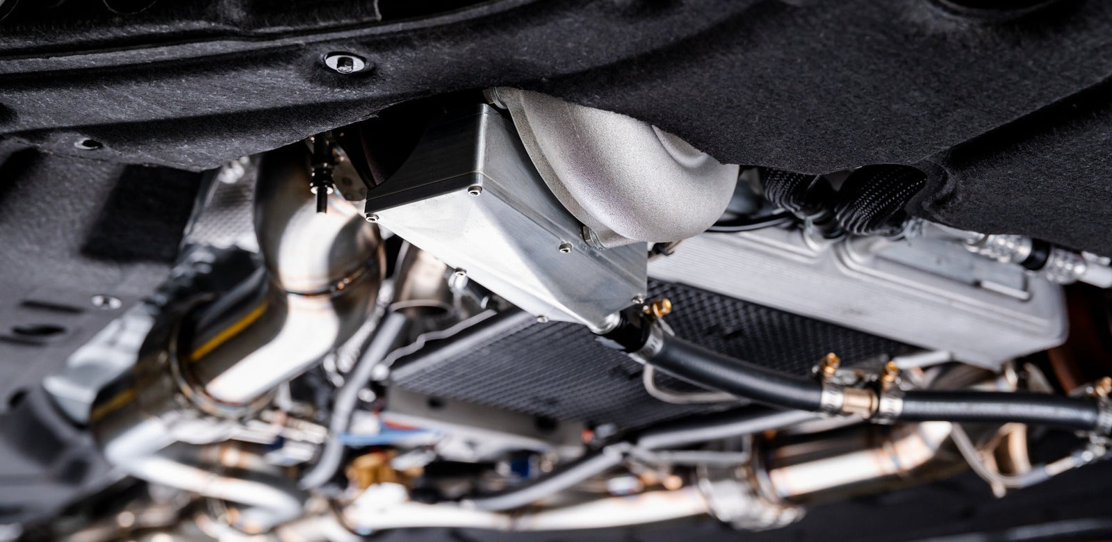 10AN, Reversible, O-Ring Sealed: The Turbo Oil Drain Tank Built for Clean Installs